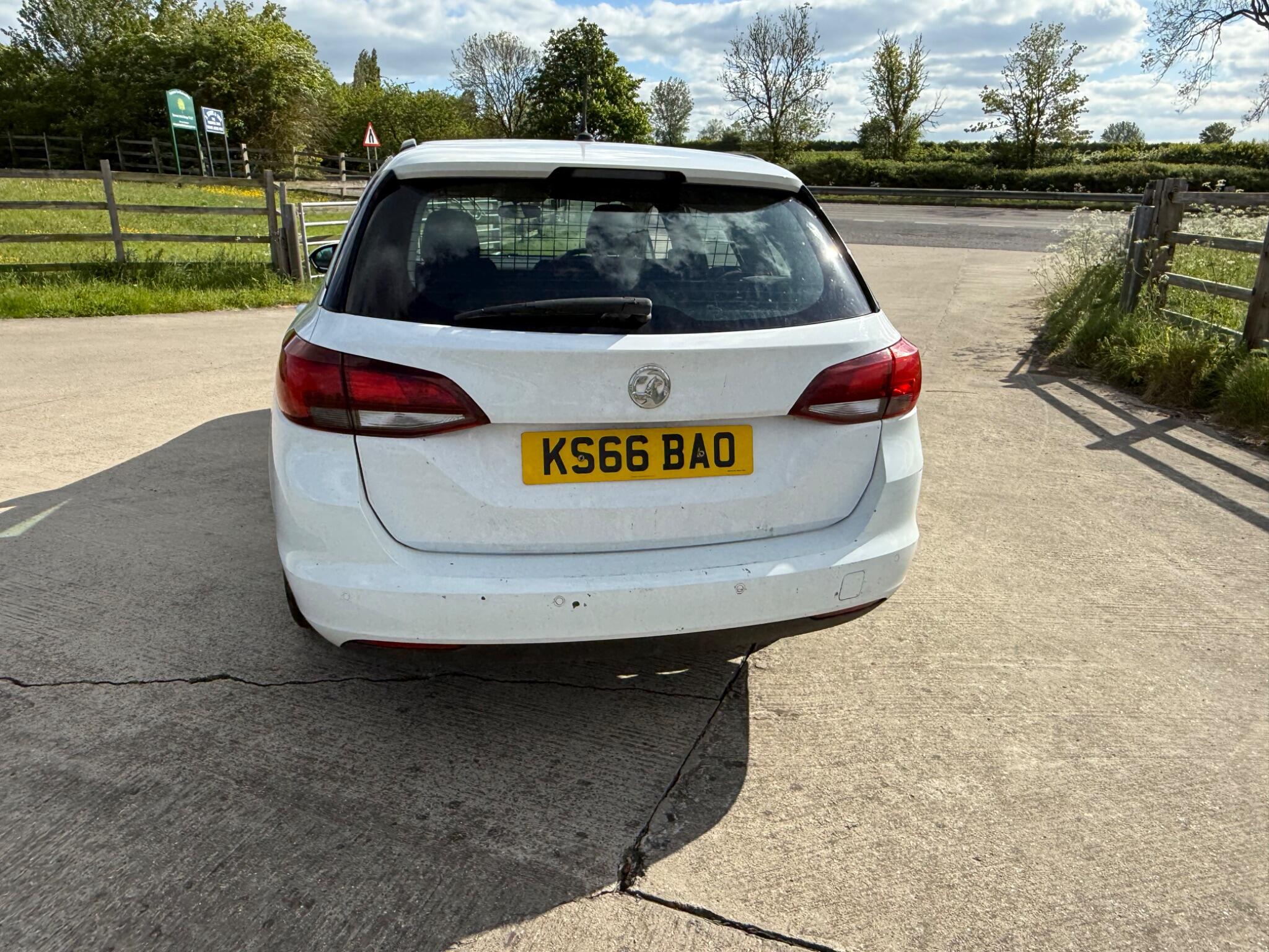 Vauxhall Astra 1.6 CDTi Tech Line Sports Tourer Euro 6 (s/s) 5dr — photo 74 of 104